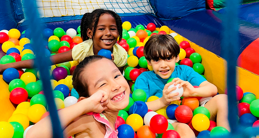 Ilustrar a felicidade de ser criança na Escola Gênesis