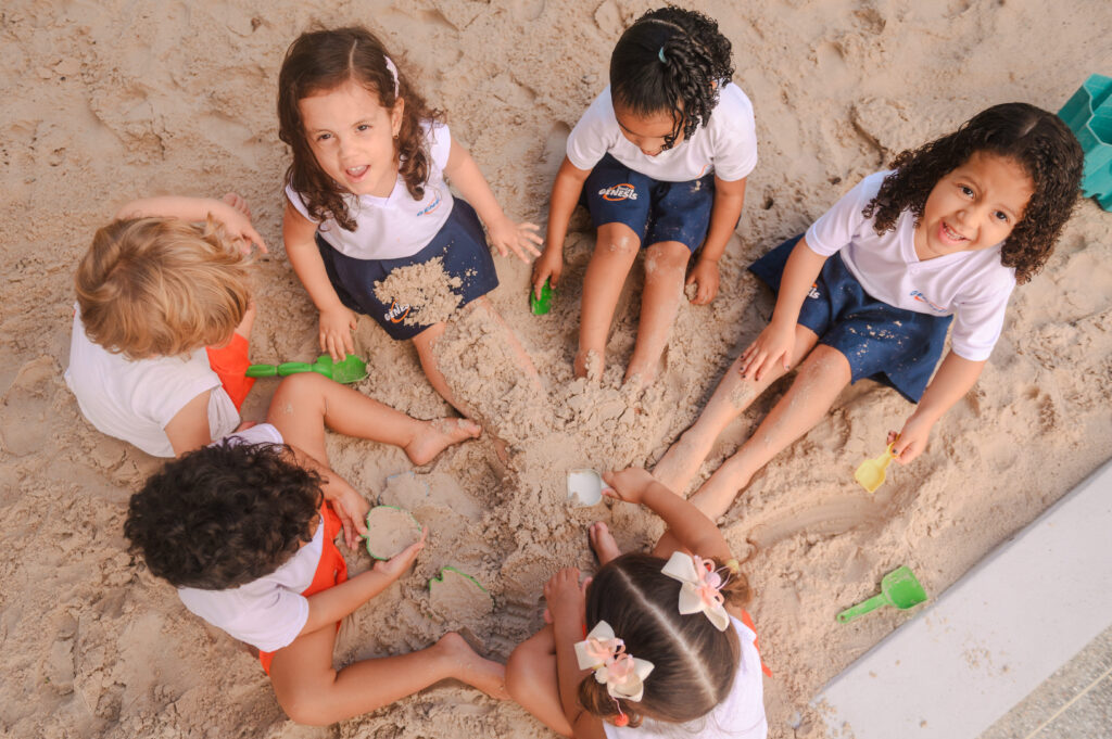 Gênesis Costa Azul e as crianças