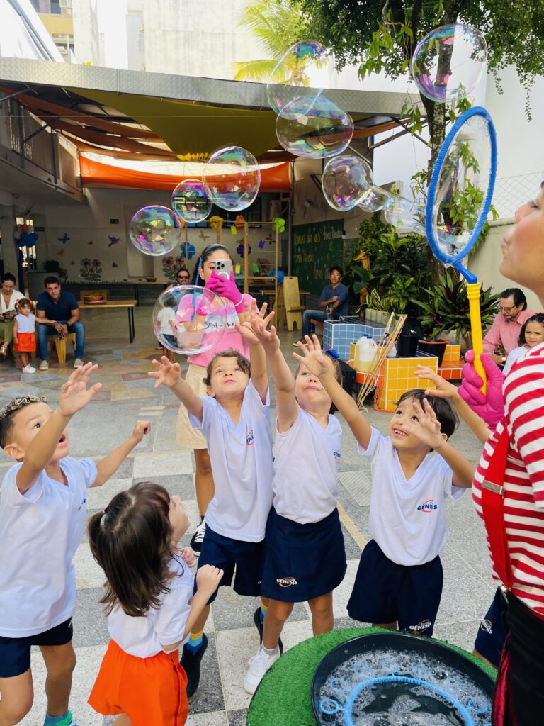 Bolhinha de sabão na volta às Aulas na Gênesis Costa Azul